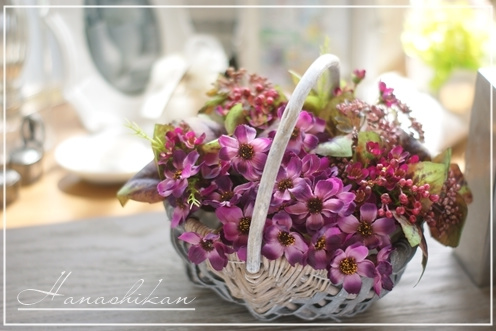 コスモスバスケットアレンジメント