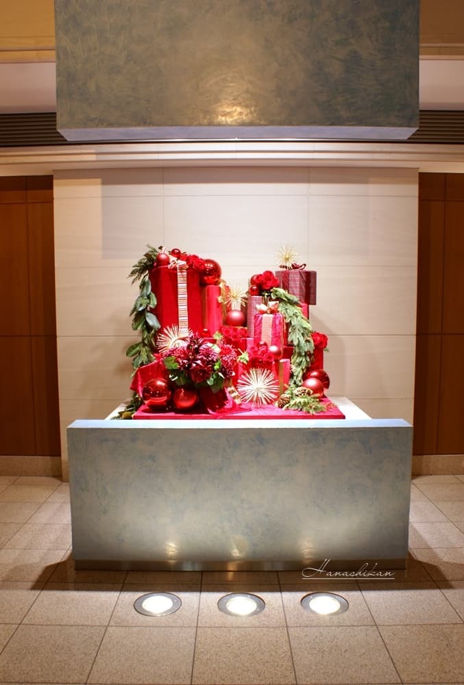 マンションエントランスにディスプレイしたクリスマスアレンジメントレンタルフラワー