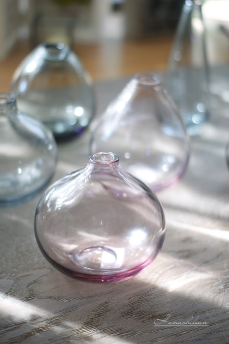 ガラスのコロンと可愛い一輪挿し