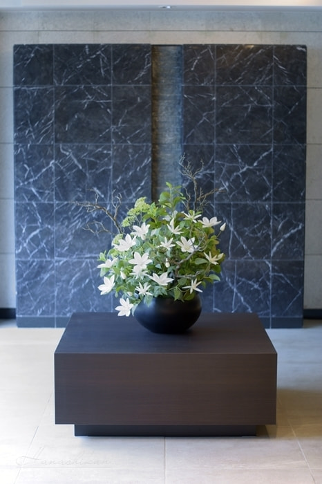 マンションエントランスに常設したクレマチスのアレンジメント