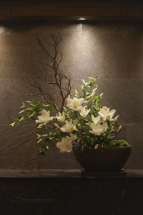 マグノリアを使った和風な大型アレンジメント