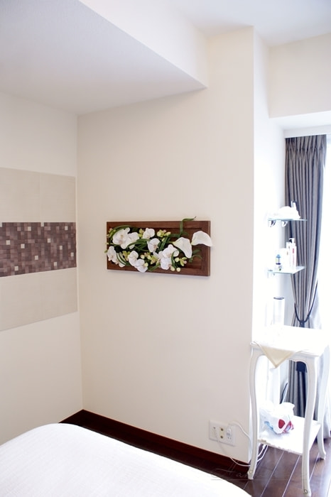 プライベートエステサロン室内に飾る胡蝶蘭のフレームアレンジメント
