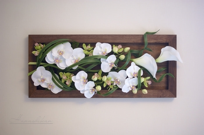総無垢材フレームに仕立てた胡蝶蘭のアレンジメント