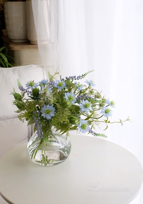 水の入ったグラスに見える爽やかな造花アレンジメント