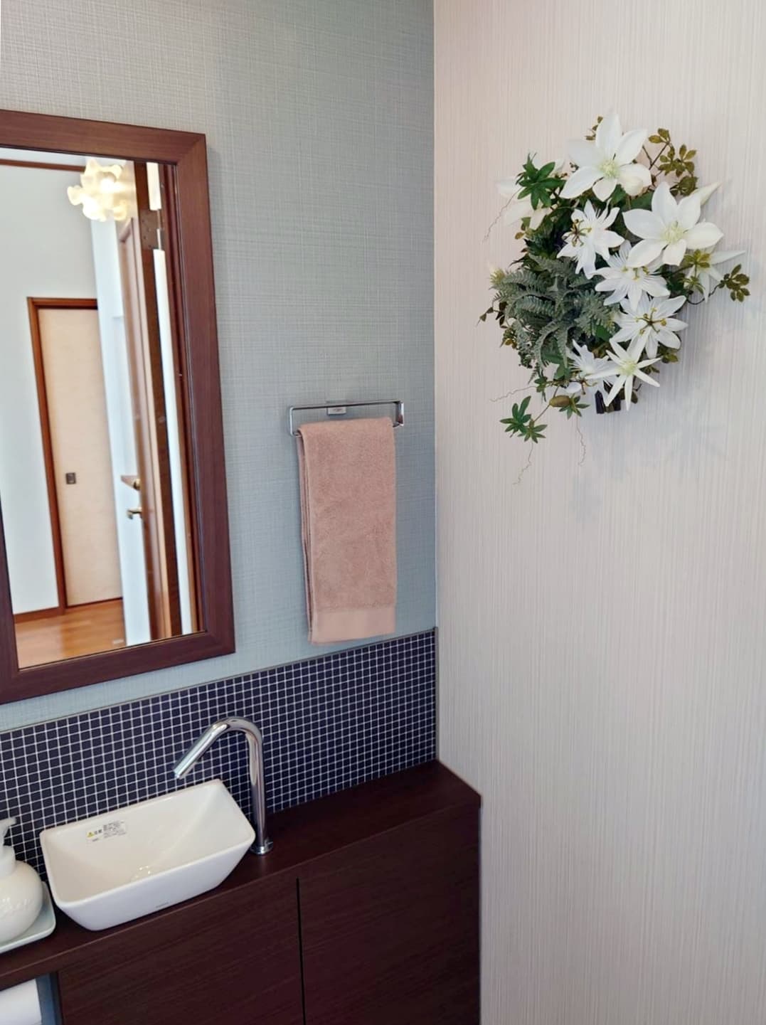 壁面に飾るクレマチスのウォールアレンジメント