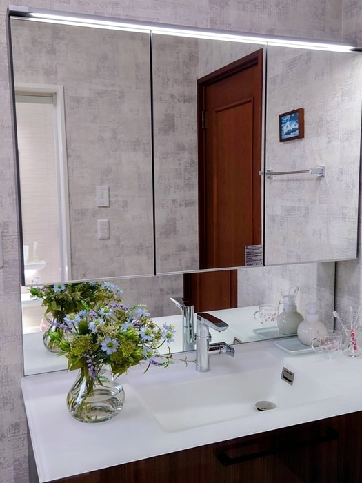 洗面台に飾るガラスベースのアレンジメント