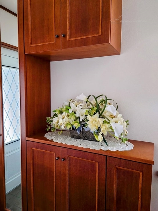 壁面シューズボックス上に飾るエレガントなアレンジメント