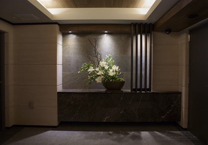 マンションエントランスに飾るモダンでスタイリッシュなアレンジメント