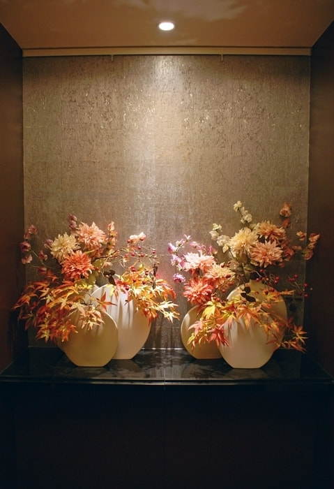 しっとり紅葉カラーでまとめた横幅140センチほどのアレンジメントディスプレイ