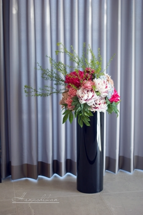 ふわふわピオニーをたっぷり使った背の高いアレンジメント