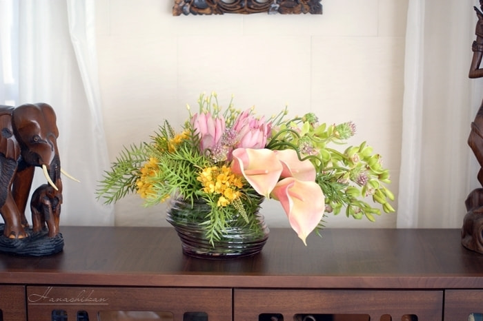 淡いピンクのカラーとラン系のお花をメインにしたリゾート系アレンジメント